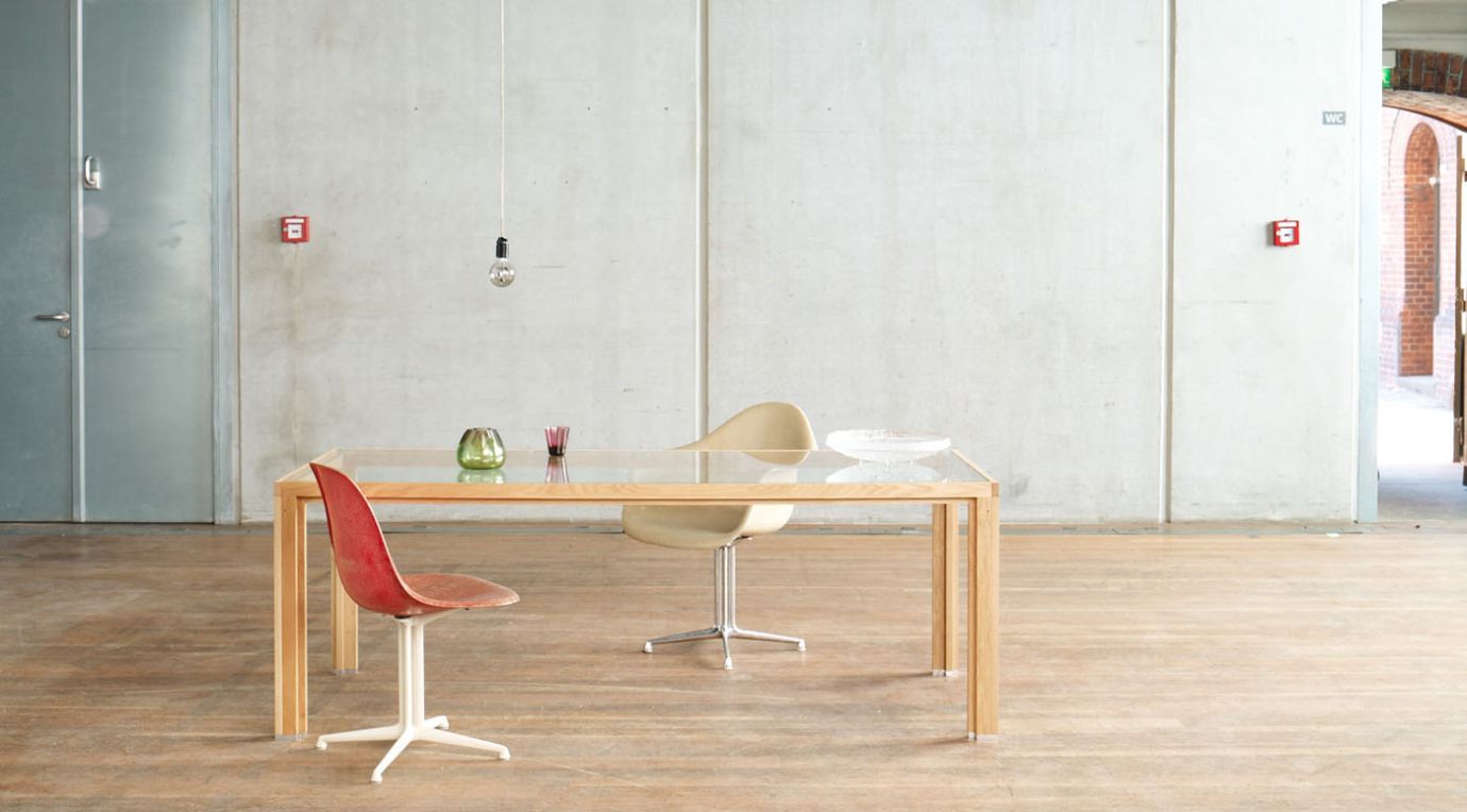 2. Mood: Großer Tisch mit Glasplatte, Eichenholz aus dem Templiner Forst, gefertigt in Berlin-Pankow.